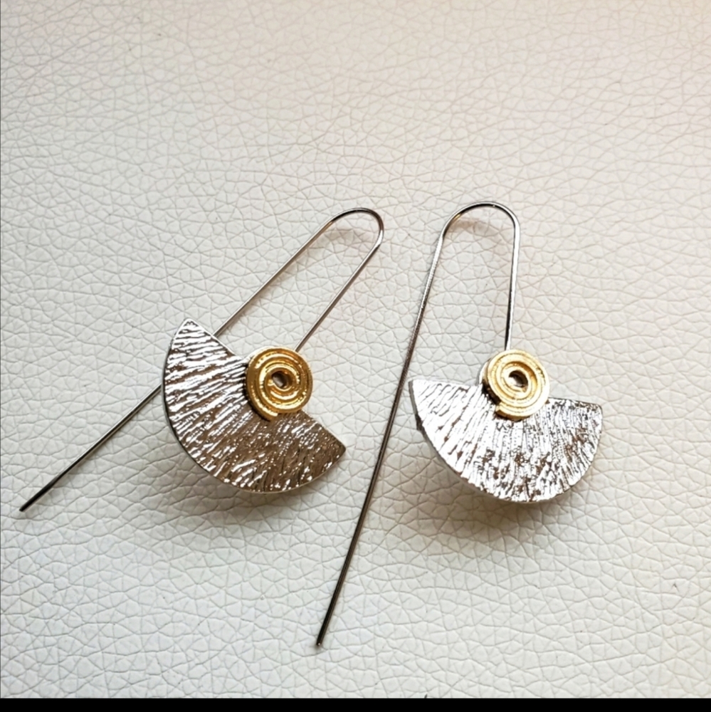 PENDANT EARRING.